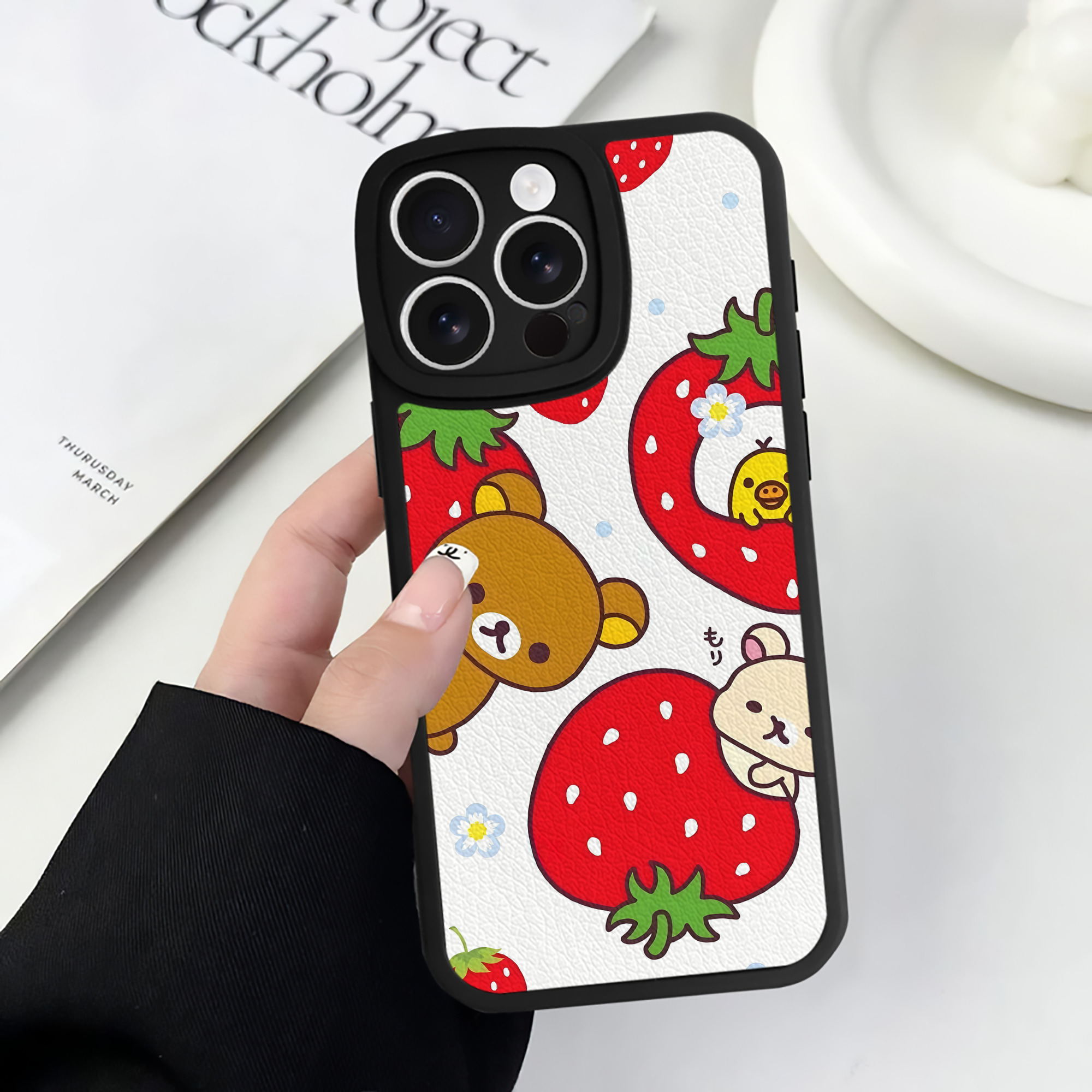 （画像用） リラックマ リラックマ キイロイトリ Rilakkuma Korilakkuma Kiiroitori 【iPhone 16シリーズ対応】シリコンスマホケース（レザー調） 材質：シリコン